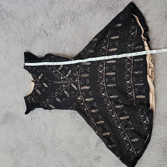 City Triangles - Medium Black lace Dress - Picture 11 of 12